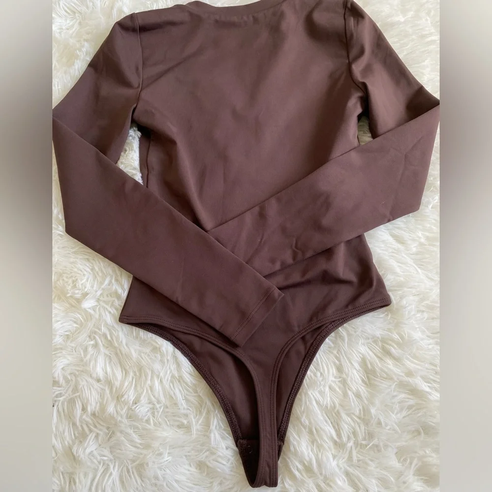 Aritzia Babaton Contour Henley Longsleeve V-neck Bodysuit in Coffee Bean - Picture 3 of 6